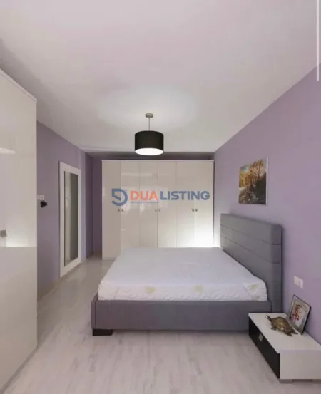 Tirane, jepet me qera apartament 1+1 , 600 € (Materniteti i Ri)