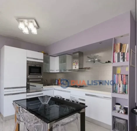 Tirane, jepet me qera apartament 1+1 , 600 € (Materniteti i Ri)