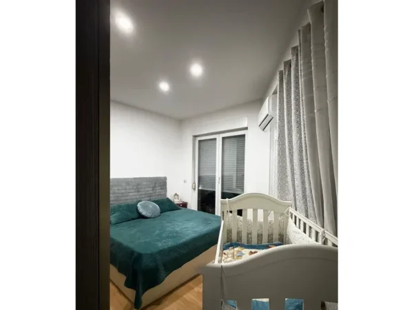 Tirane, jepet me qera apartament 1+1 Kati 11, 48 m² 550 € (Kompleksi Kontakt,21 Dhjetori)