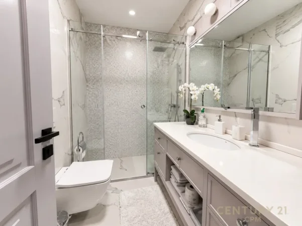 Tirane, jepet me qera apartament 2+1+Ballkon Kati 8, 107 m² 1.700 € (Ish Blloku)