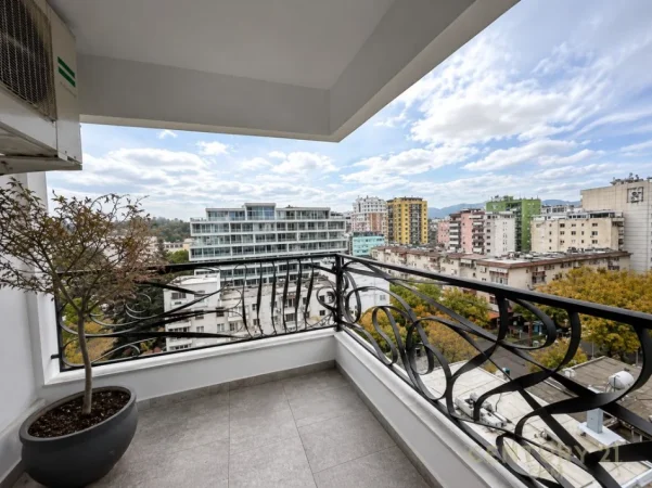 Tirane, jepet me qera apartament 2+1+Ballkon Kati 8, 107 m² 1.700 € (Ish Blloku)