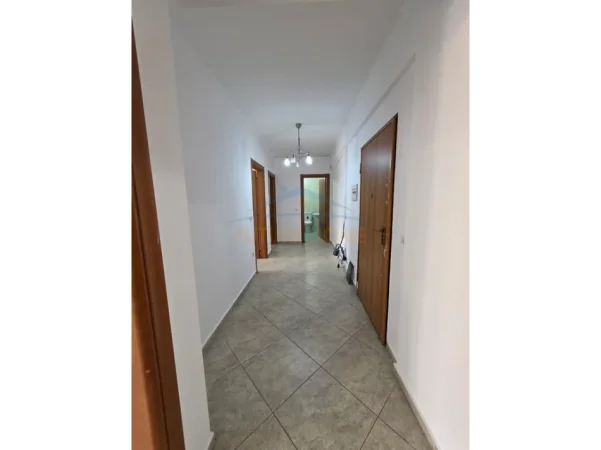 Tirane, jepet me qera apartament 2+1+Aneks+Ballkon Kati 2, 133 m² 1.000 € (Don Bosko)