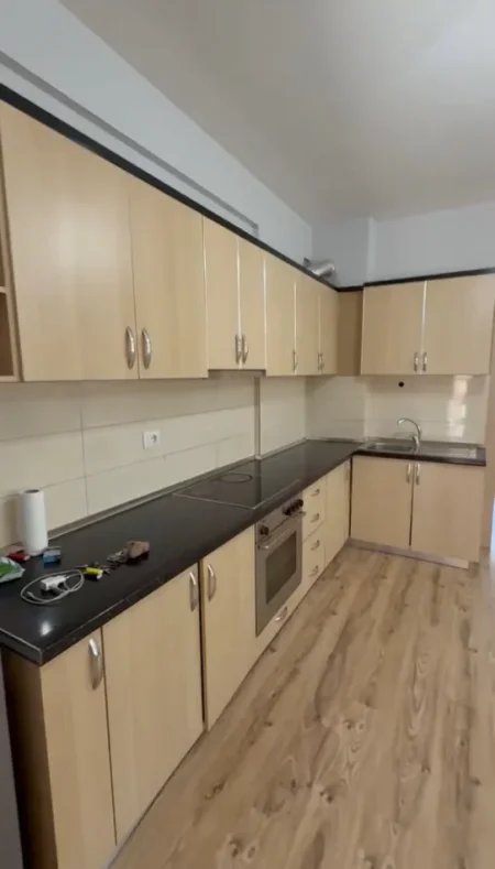Tirane, jepet me qera apartament 2+1 Kati 2, 90 m² 750 € (Liqeni thate)