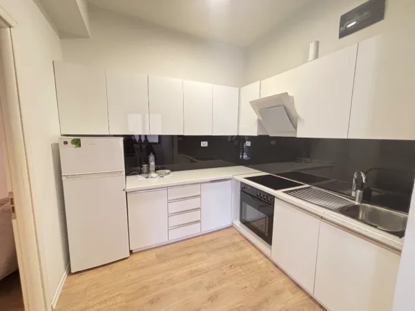 Tirane, jepet me qera apartament 1+1+Ballkon Kati 1, 50 m² 500 € 