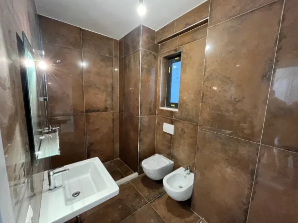 Tirane, jepet me qera apartament 2+1 Kati 2, 120 m² 600 € (Porcelan)