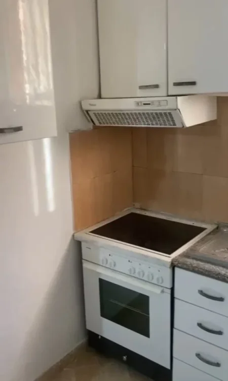 Tirane, jepet me qera apartament 2+1 Kati 1, 80 m² 400 € (Rruga Jordan Misja)