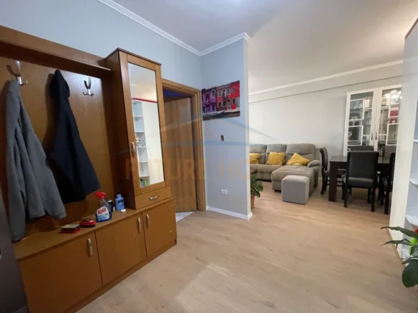 Tirane, jepet me qera apartament 2+1 Kati 3, 92 m² 500 € (Unaza e Re)