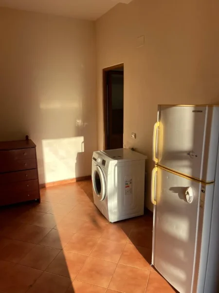 Tirane, jepet me qera apartament 1+1 Kati 1, 65 m² 400 € (Don bosko)