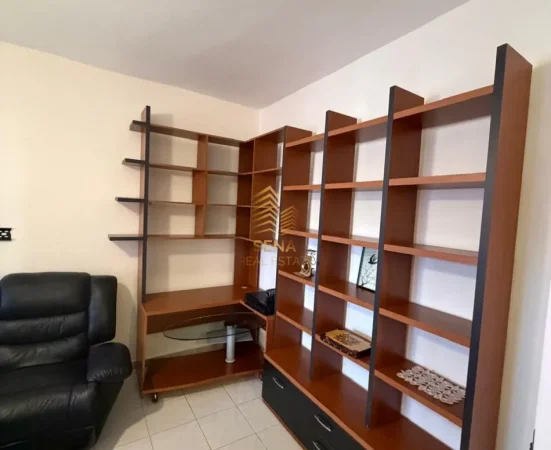 Tirane, jepet me qera apartament 1+1+Ballkon Kati 3, 65 m² 550 € (21 Dhjetori)