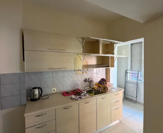 Tirane, jepet me qera apartament 1+1+Ballkon Kati 3, 65 m² 550 € (21 Dhjetori)