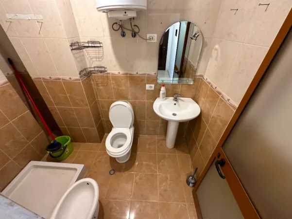 Tirane, jepet me qera apartament 1+1 Kati 3, 65 m² 400 € (Xhamllik)