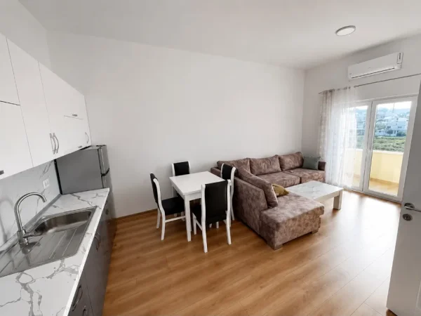 Tirane, jepet me qera apartament 2+1+Ballkon Kati 3, 80 m² 400 € (Prane Rrethit te Bathores, Kamez)