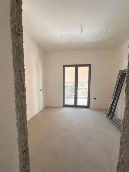 Tirane, jepet me qera zyre Kati 3, 250 m² 2.500 € (Kompleksi Delijorgji)