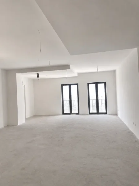 Tirane, jepet me qera zyre Kati 3, 250 m² 2.500 € (Kompleksi Delijorgji)