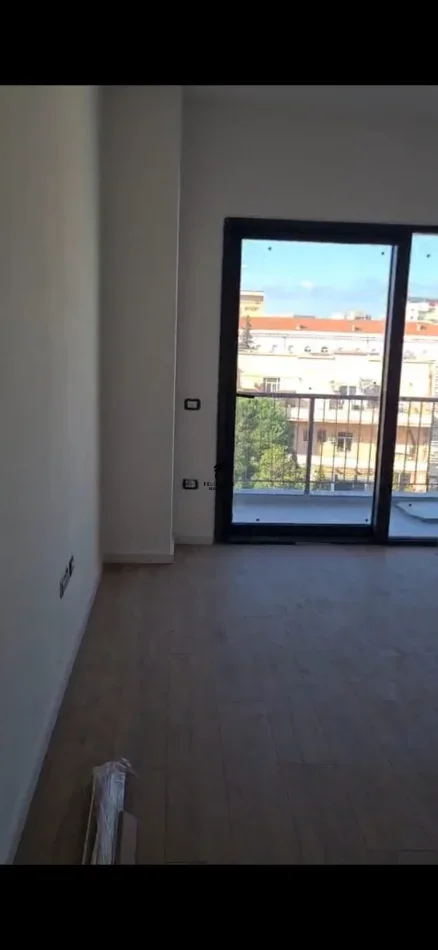 Tirane, jepet me qera zyre Kati 4, 100 m² 900 € (RRUGA E BARRIKADAVE)