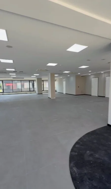 Tirane, jepet me qera zyre Kati 1, 330 m² 5.280 € (kompleksi delijorgji)