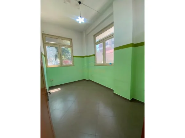 Tirane, shitet ambjent biznesi Kati 0, 160 m² 268.000 € (Rruga Riza Cerova)
