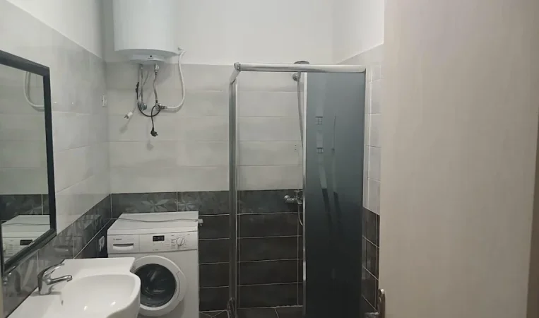 Tirane, jepet me qera apartament 2+1 Kati 8, 90 m² 500 € (Shefqet Kuka)