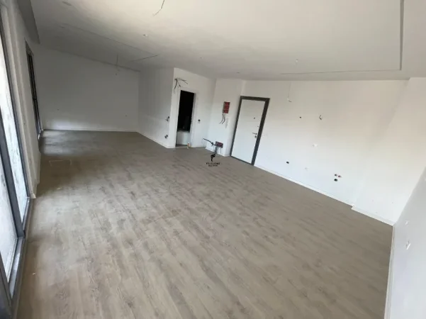 Tirane, jepet me qera zyre Kati 1, 72 m² 850 € (JORDAN MISJA)