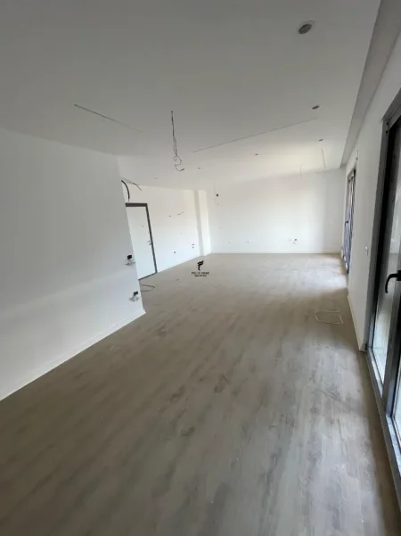 Tirane, jepet me qera zyre Kati 1, 72 m² 850 € (JORDAN MISJA)