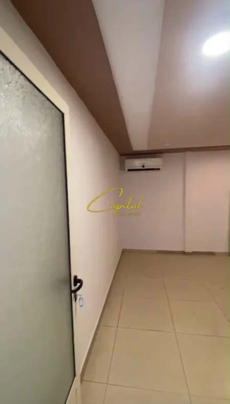 Tirane, jepet me qera dyqan Kati 0, 130m² 1.000 € (21 DHJETORI)
