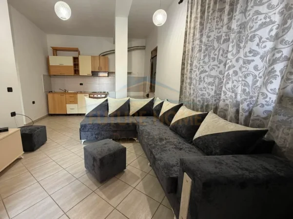 Tirane, jepet me qera apartament 1+1+Aneks+Ballkon Kati 1, 50 m² 550 € (Rruga Muhamet Gjollesha)