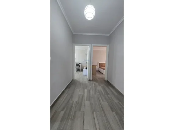 Tirane, jepet me qera apartament 1+1+Ballkon Kati 2, 59 m² 500 € (Rruga Irfan Tomini)