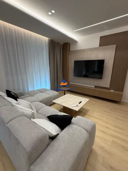 Tirane, shitet Vile 3+1 Kati 3, 196 m² 500.000 € 