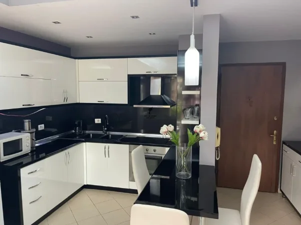Tirane, jepet me qera apartament 1+1 Kati 2, 65 m² 500 € (KOMUNA E PARISIT)