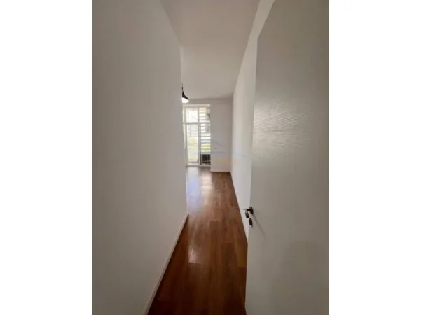 Tirane, jepet me qera apartament 3+1 Kati 1, 166 m² 1.300 € (Kika 2, Komuna e Parisit)