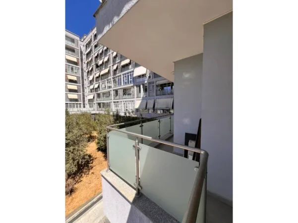 Tirane, jepet me qera apartament 3+1 Kati 1, 166 m² 1.300 € (Kika 2, Komuna e Parisit)