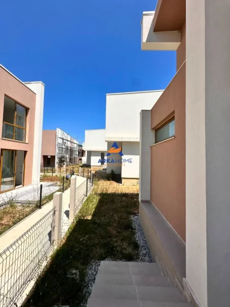 Tirane, shitet Vile 3+1 Kati 2, 334 m² 701.400 € (LUNDER)