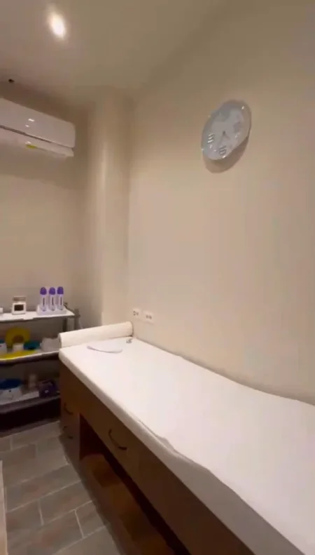 Tirane, jepet me qera ambjent biznesi , 140 m² 2.000 € (PRANË STACIONIT TË TRENIT)