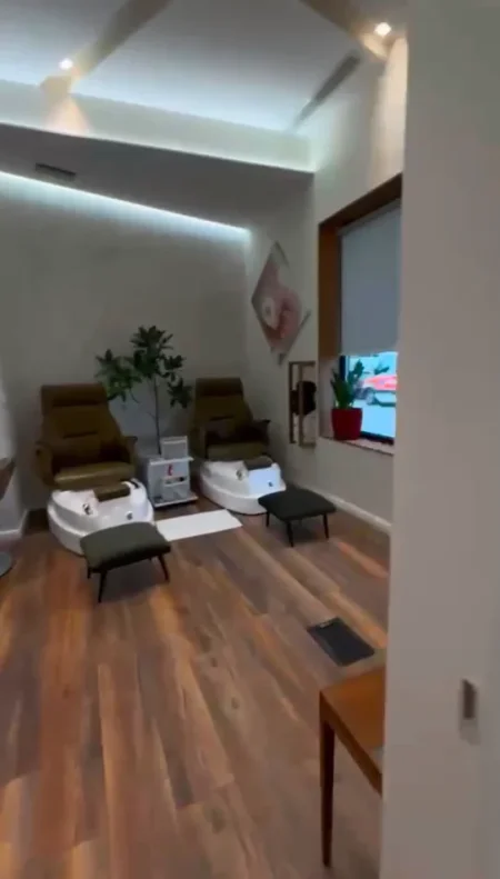 Tirane, jepet me qera ambjent biznesi , 140 m² 2.000 € (PRANË STACIONIT TË TRENIT)