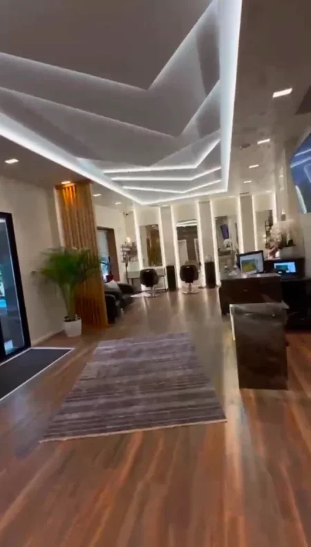 Tirane, jepet me qera ambjent biznesi , 140 m² 2.000 € (PRANË STACIONIT TË TRENIT)