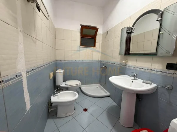 Tirane, jepet me qera apartament 1+1 Kati 1, 50 m² 550 € (Prane 21 DHJETORIT)