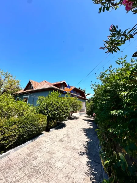 Tirane, shitet shtepi 3+1 Kati 0, 1.300 m² 260.000 € 