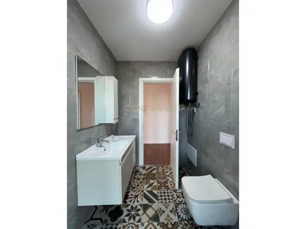 Tirane, jepet me qera zyre Kati 6, 80 m² 750 € 