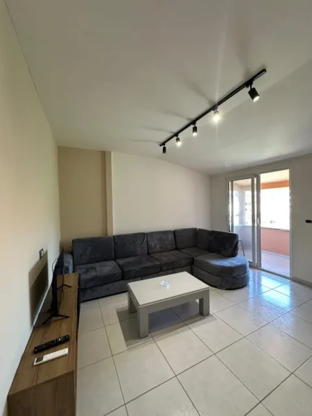 Tirane, jepet me qera apartament 1+1 Kati 3, 65 m² 400 € (Ali Demi)