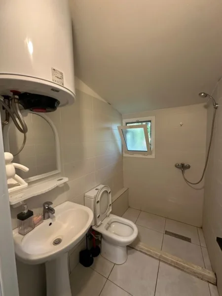Tirane, jepet me qera apartament 1+1 Kati 3, 65 m² 400 € (Ali Demi)