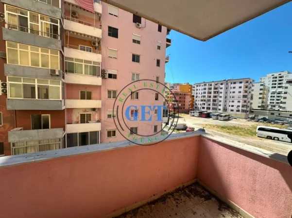 Durres, jepet me qera apartament 2+1+Ballkon Kati 3, 112 m² 450 € (plazh hekurudha)
