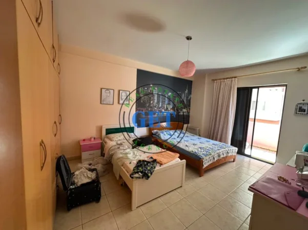 Durres, jepet me qera apartament 2+1+Ballkon Kati 3, 112 m² 450 € (plazh hekurudha)