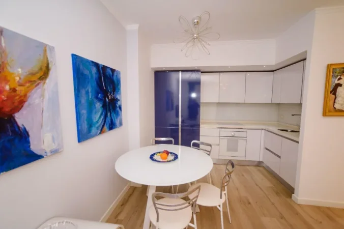 Tirane, jepet me qera apartament 2+1+Ballkon Kati 5, 98 m² 900 € (Brryl)