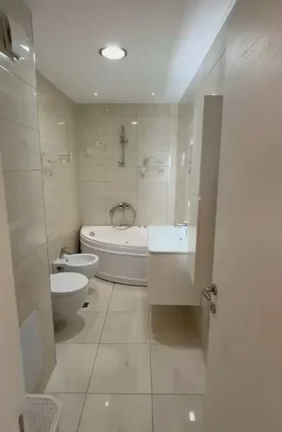 Tirane, jepet me qera apartament 2+1+Ballkon Kati 5, 98 m² 900 € (Brryl)