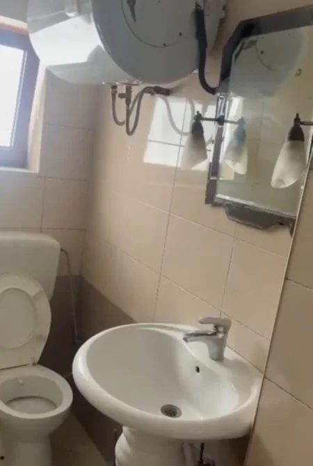 Tirane, jepet me qera apartament 1+1 Kati 1, 50 m² 250 € (Rruga Myslym Keta)