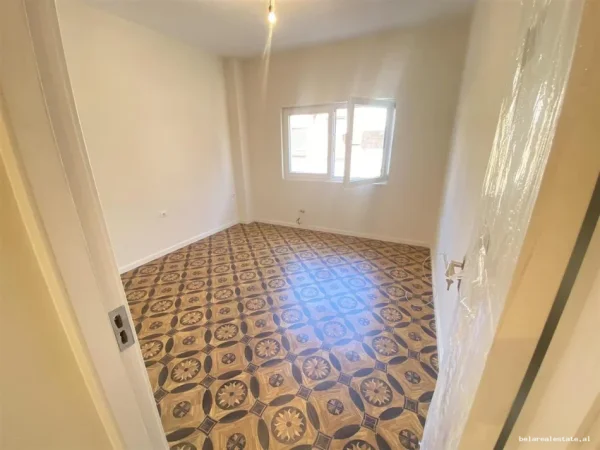 Tirane, jepet me qera zyre Kati 3, 106 m² 790 € (prane Mullirit)