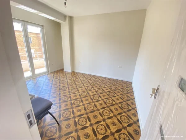 Tirane, jepet me qera zyre Kati 3, 106 m² 790 € (prane Mullirit)