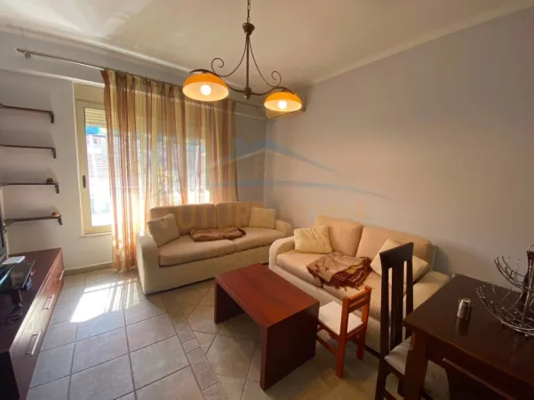 Tirane, jepet me qera apartament 1+1 Kati 2, 63 m² 535 € (Rruga e Barrikadave)