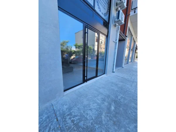 Tirane, shitet dyqan Kati 0, 42 m² 180.000 € 