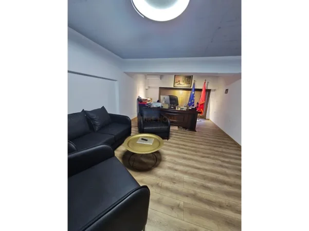 Tirane, shitet dyqan Kati 0, 42 m² 180.000 € 